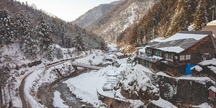 Dry Winter Threatens Apple Cultivation and Crops Across Uttarakhand