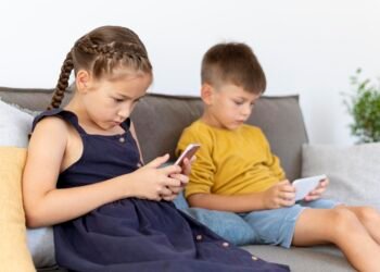 New UAE Child Digital Safety Law Defines Parents’ Role in Supervising Children Online