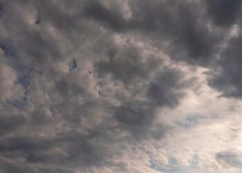 Unsettled Winter Weather Grips UAE as Strong Winds and Rough Seas Persist