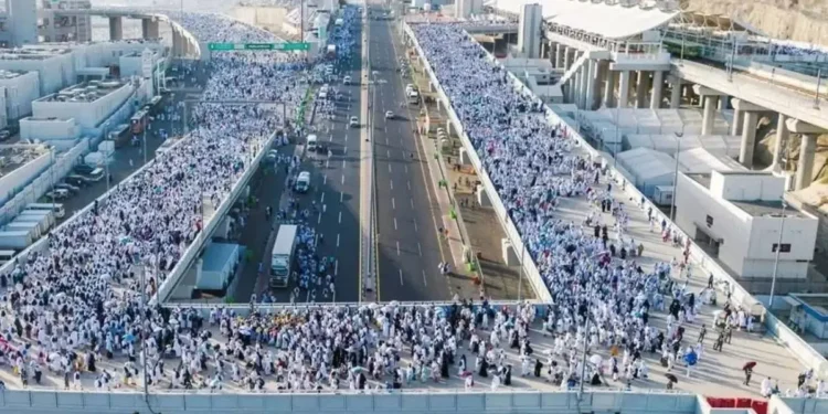 Hajj pilgrims begin arriving at Arafat for most significant ritual