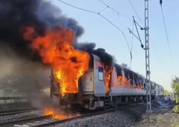Fire Breaks Out in AC Coach of Thiruvananthapuram-Nizamuddin Rajdhani Express; All Passengers Safe