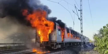 Fire Breaks Out in AC Coach of Thiruvananthapuram-Nizamuddin Rajdhani Express; All Passengers Safe
