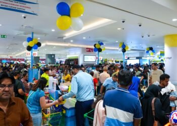 Massive Crowds Rush to Lulu Hypermarket’s Midnight Sale