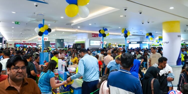 Massive Crowds Rush to Lulu Hypermarket’s Midnight Sale