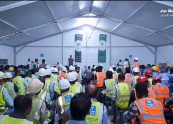 dubai-police-shade-and-reward-worker-safet