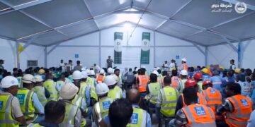 dubai-police-shade-and-reward-worker-safet