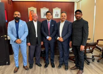World Malayali Council delegation members presenting a memento to Indian Consul General Dr. Emmadi Vishnu Vardhan Reddy in Dubai.
