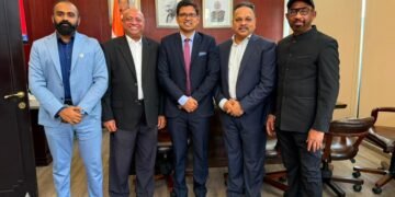 World Malayali Council delegation members presenting a memento to Indian Consul General Dr. Emmadi Vishnu Vardhan Reddy in Dubai.