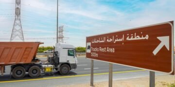 Dubai RTA and Police enforce new truck movement limits from October 1. See 24-hour ban zones, peak-hour timings, rest areas, and permit rules.