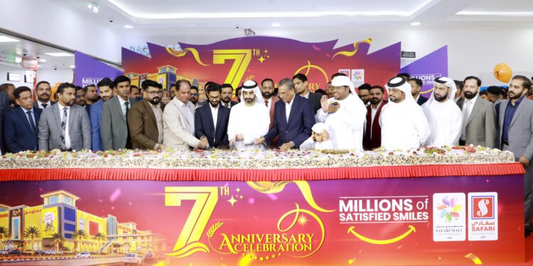 Sheikh Salem bin Abdulrahman Al Qasimi and Safari Group leadership cutting the cake at Safari Mall Sharjah 7th anniversary