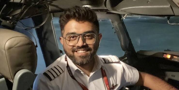 Captain Smit Machchhar, who kept the cockpit open despite serious injuries.. Source: DD India